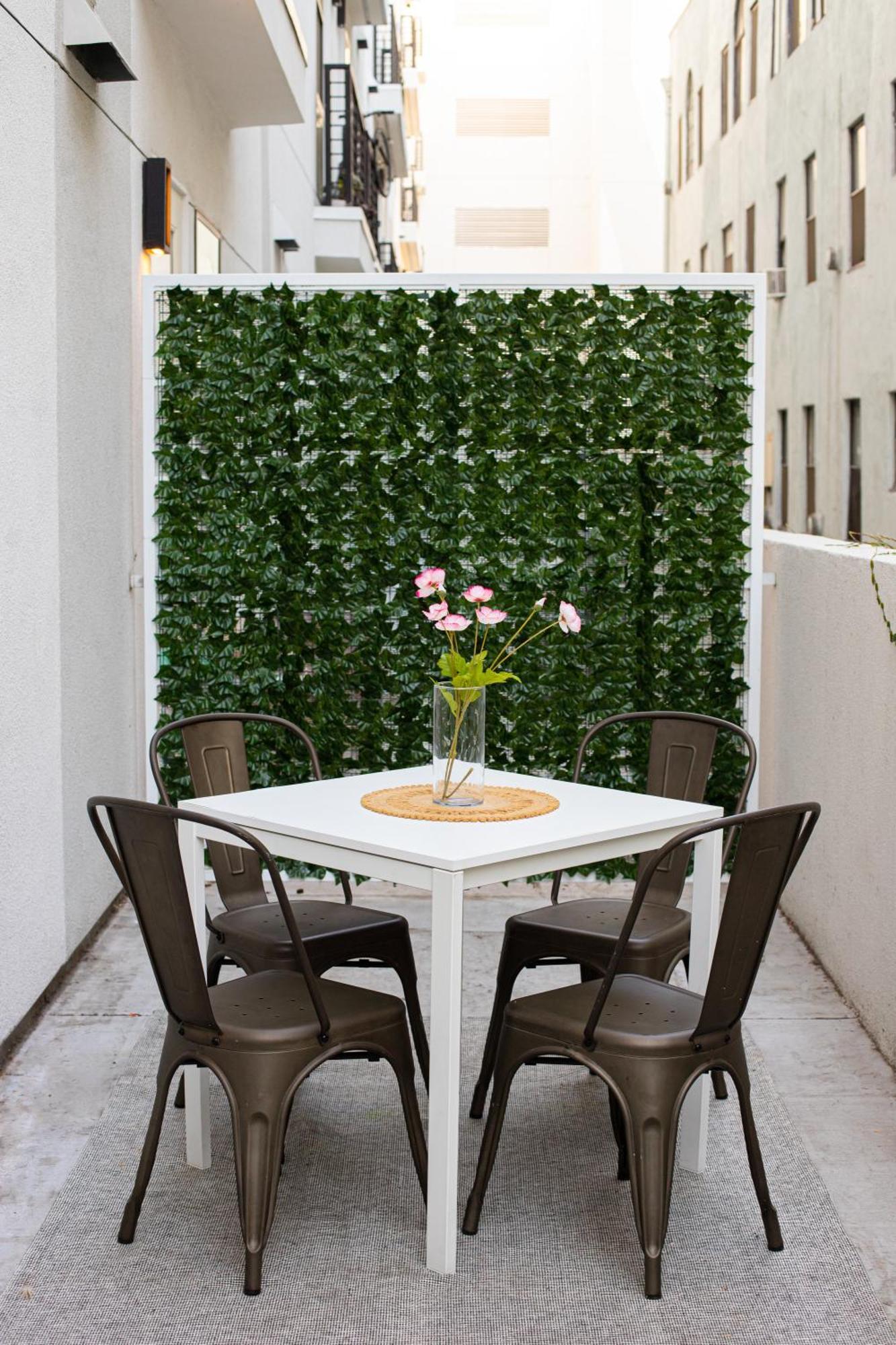 Luxury In The Prime Hollywood Location Apartment