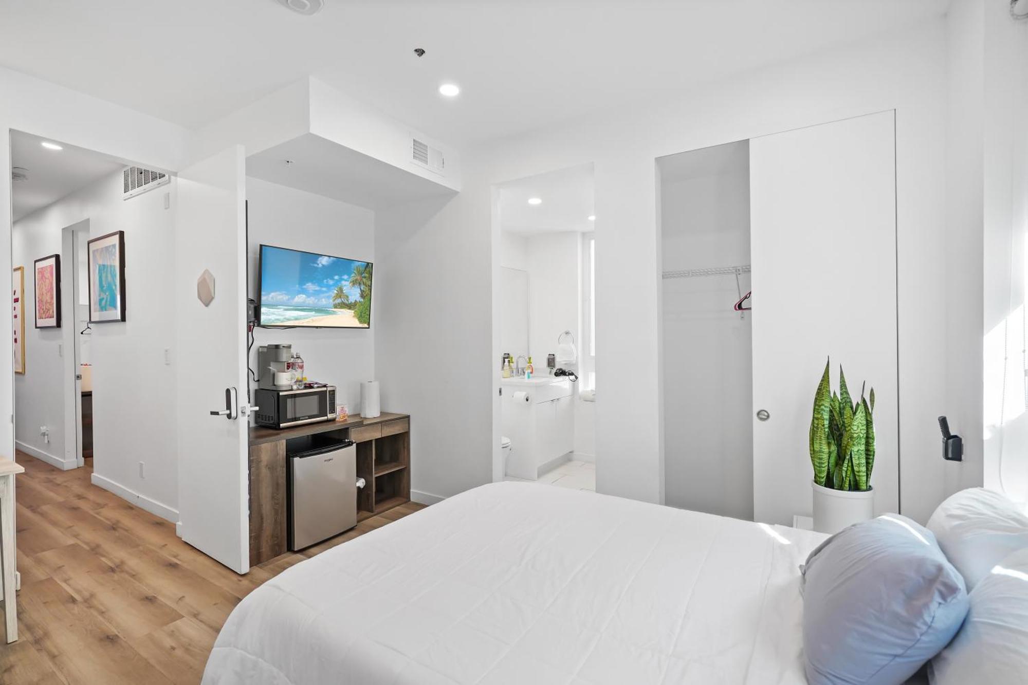 Bed & Breakfast Eye-opening And Ultra-secure Luxury Hollywood Los Angeles