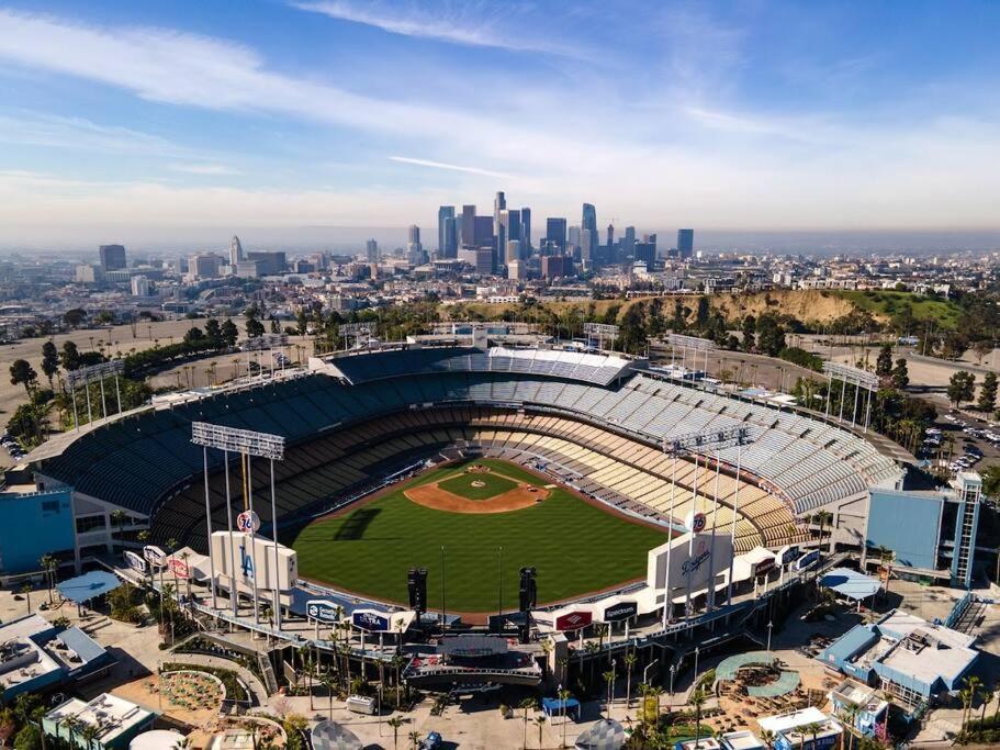 June Specials- Stylish Dtla 2bedroom- Walk To Convention Center Apartment Los Angeles