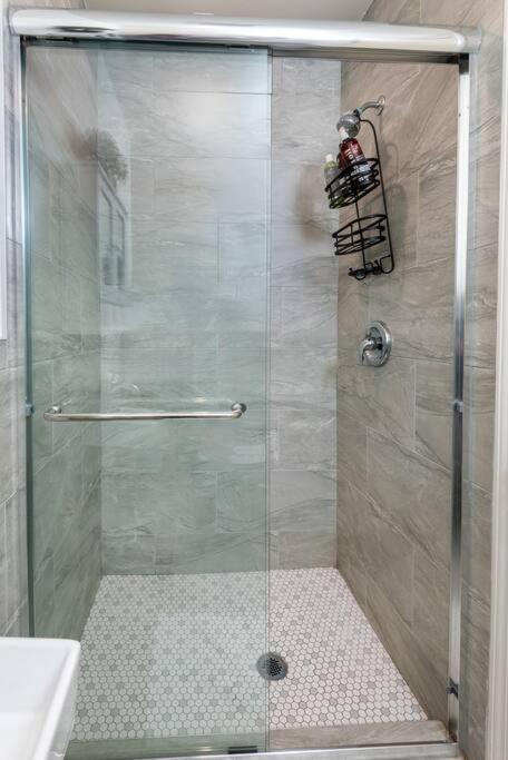 Apartment Chic And Spacious 3br Gem In La