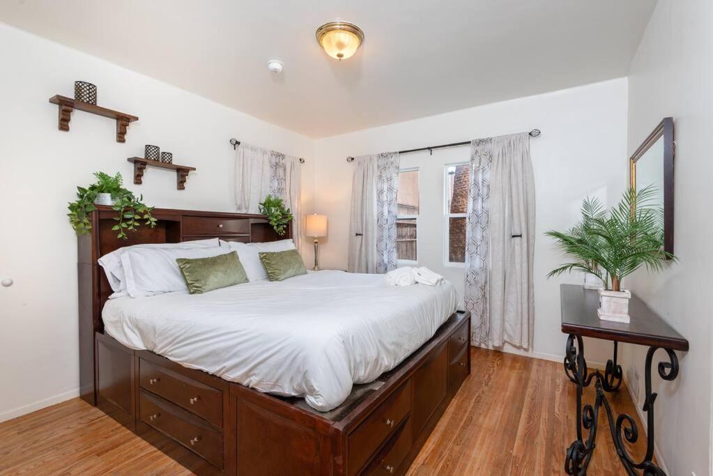 Apartment Chic And Spacious 3br Gem In La *