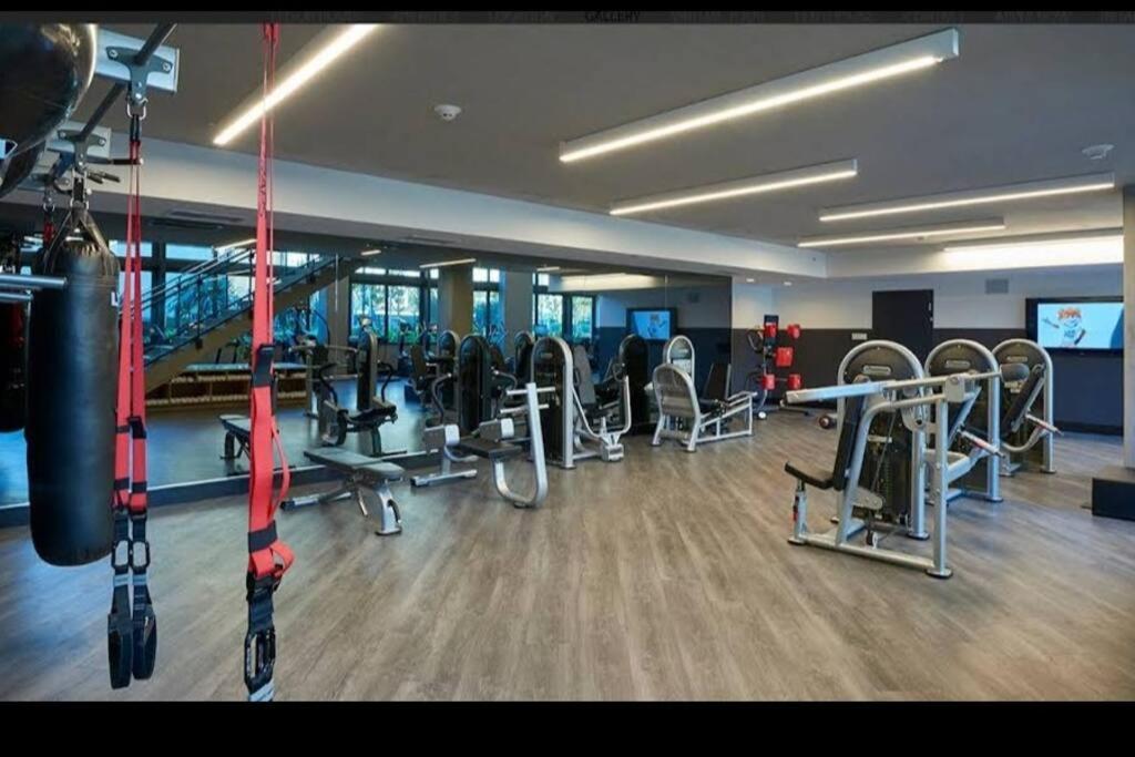 Apartment Cripto Arena In 5 Min Sleeps 9 Three Bedrooms *