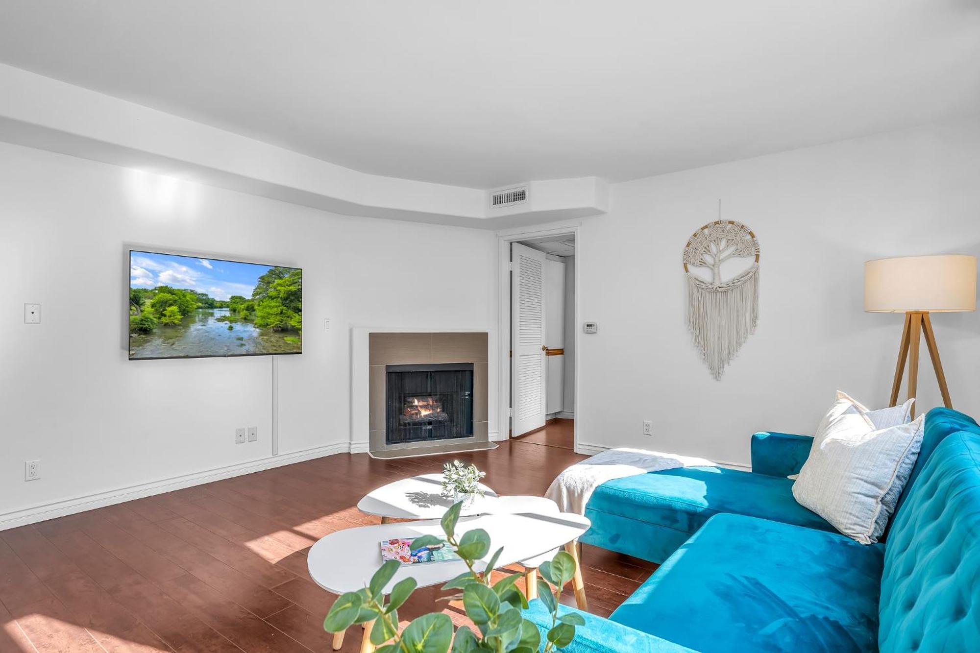 Cozy 2 Bedroom & 2 Bathrooms By Beverly Hills With Free Parking *