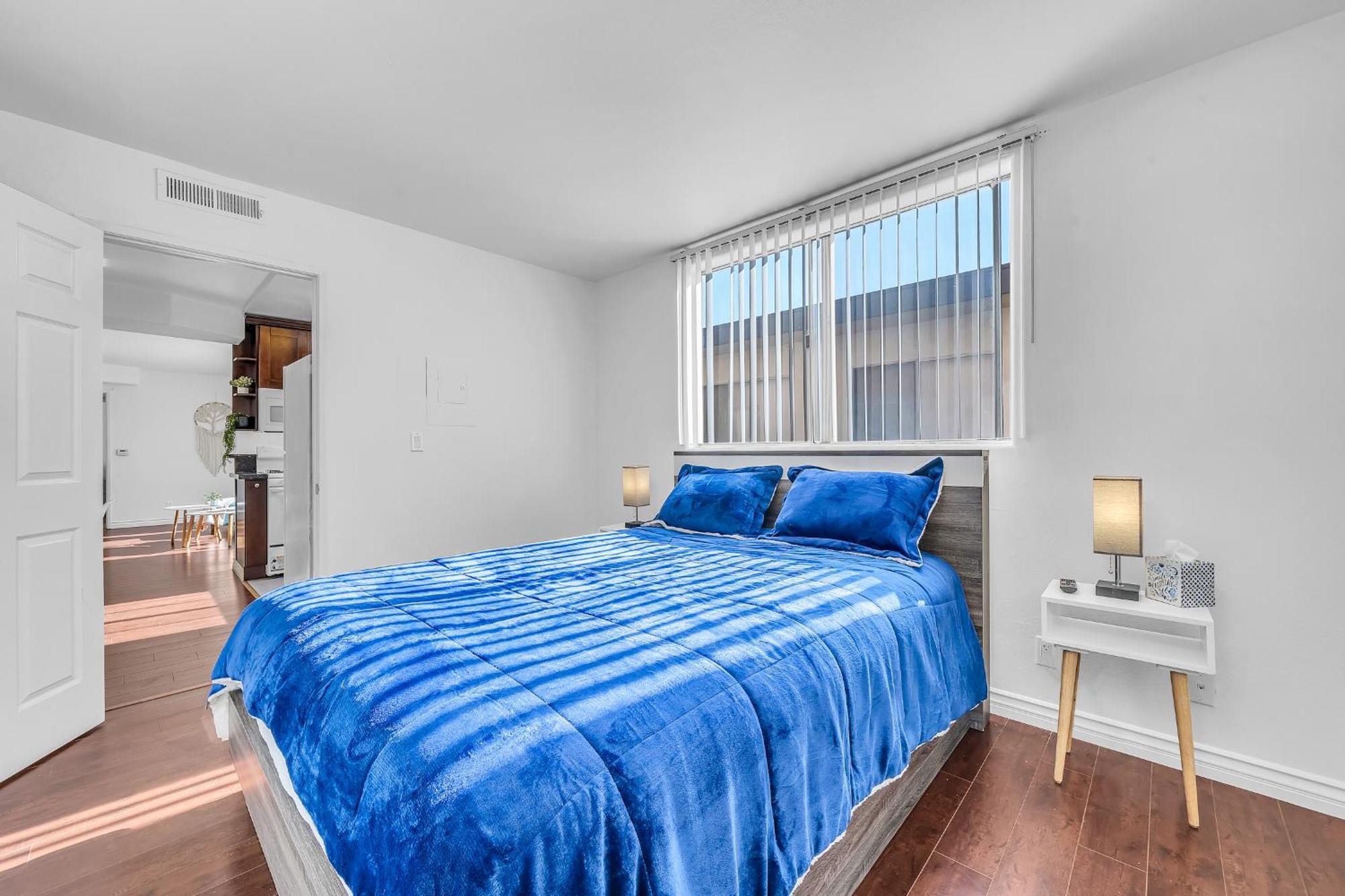 Cozy 2 Bedroom & 2 Bathrooms By Beverly Hills With Free Parking