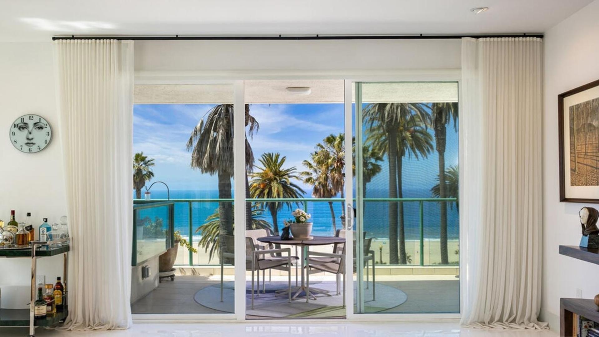 Desirable Three Bedrooms Luxury Penthouse Apartment *
