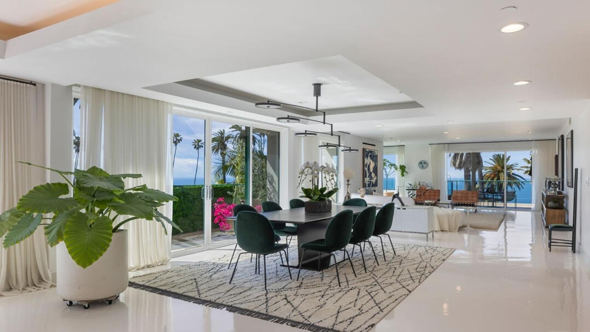 Desirable Three Bedrooms Luxury Penthouse Apartment *