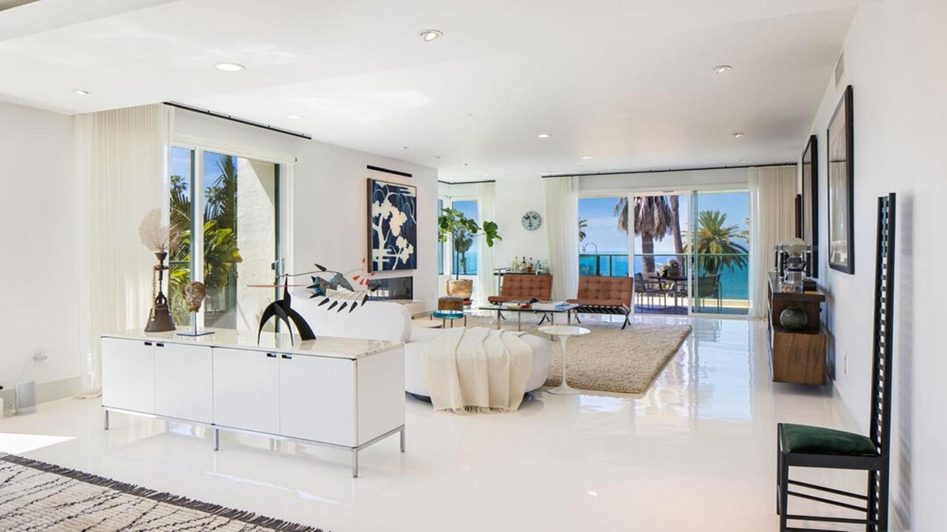 Desirable Three Bedrooms Luxury Penthouse