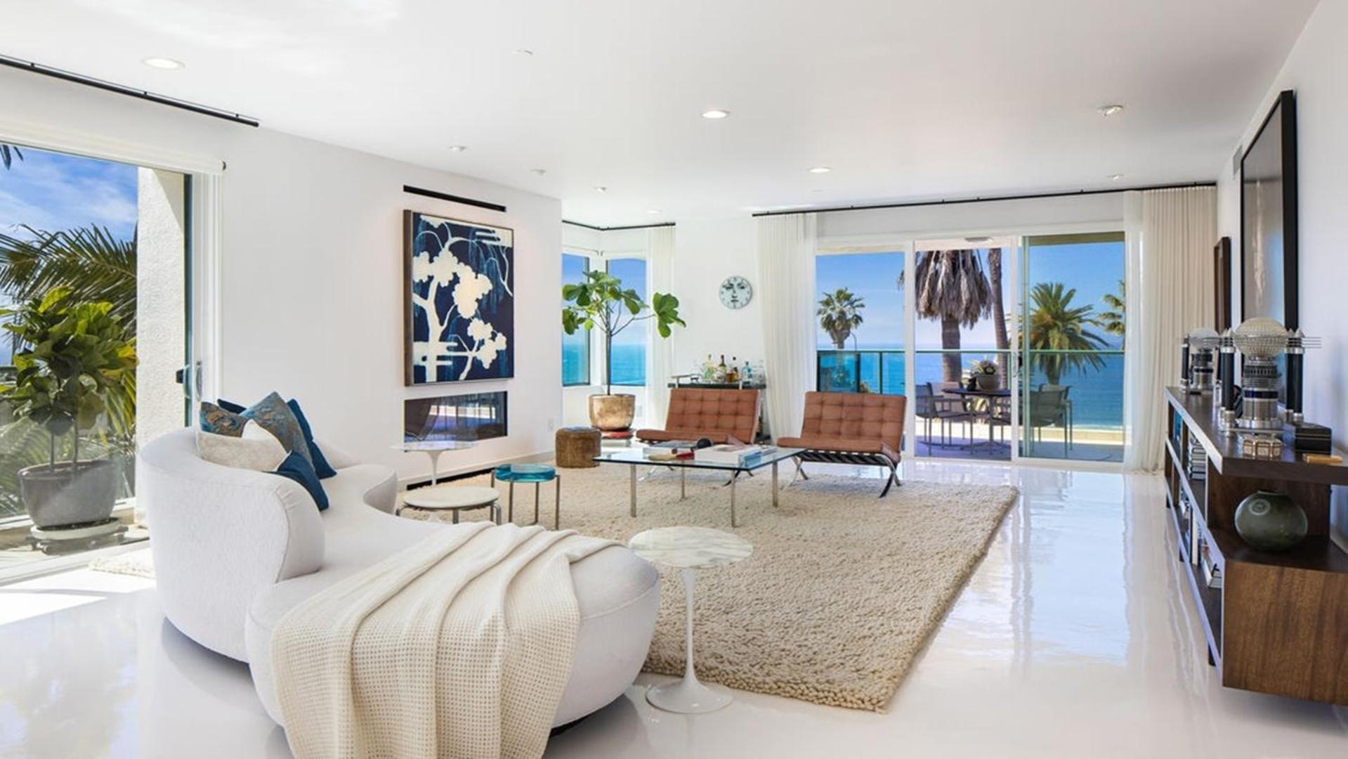 Desirable Three Bedrooms Luxury Penthouse Apartment