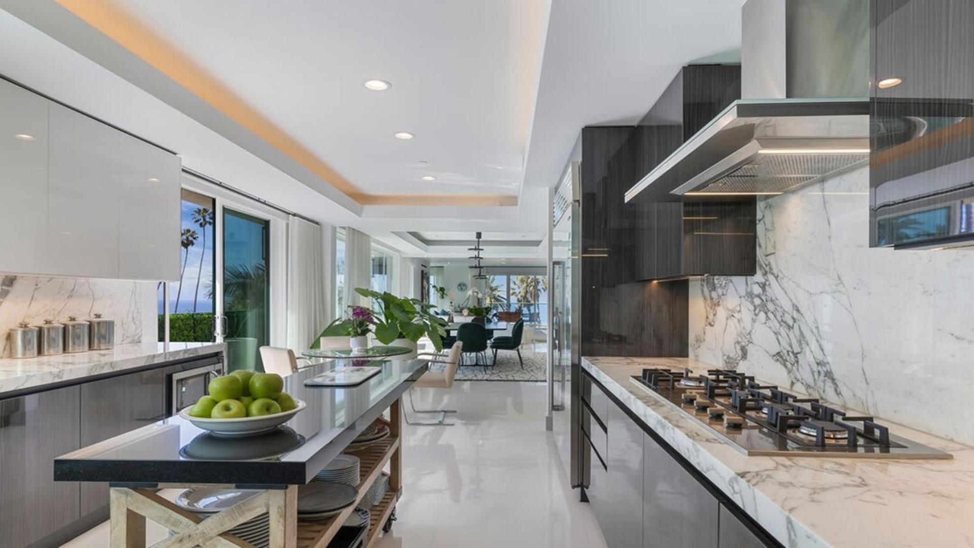 Desirable Three Bedrooms Luxury Penthouse *
