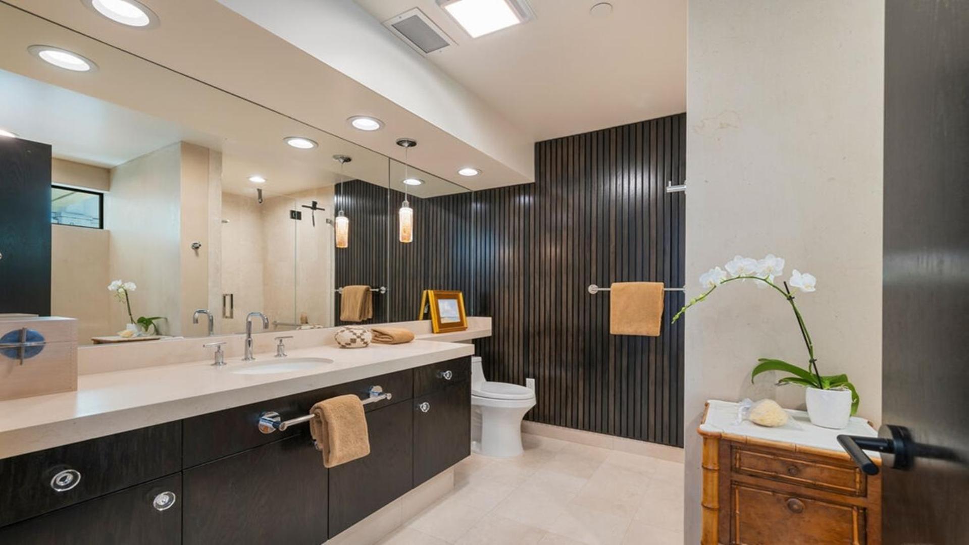 Desirable Three Bedrooms Luxury Penthouse Apartment *