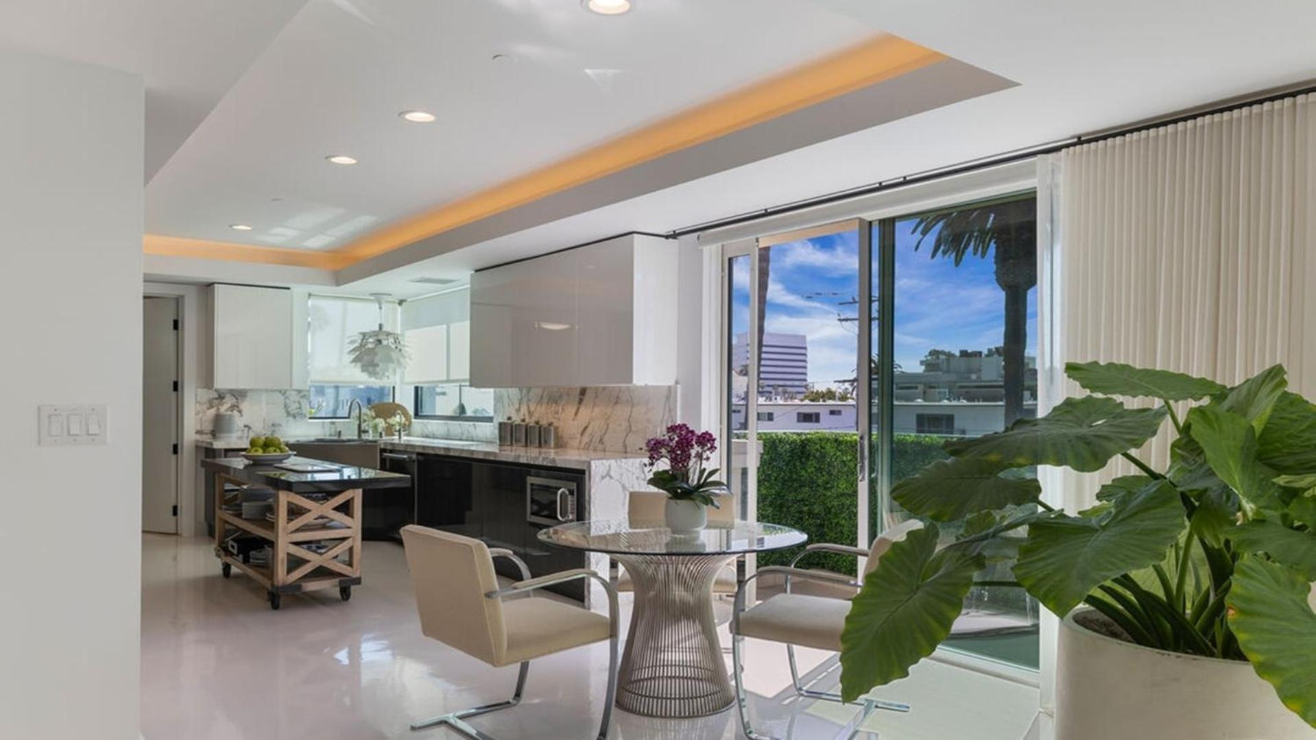 Desirable Three Bedrooms Luxury Penthouse Apartment