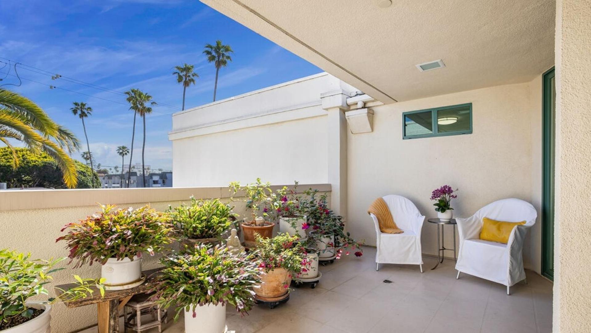 Desirable Three Bedrooms Luxury Penthouse *