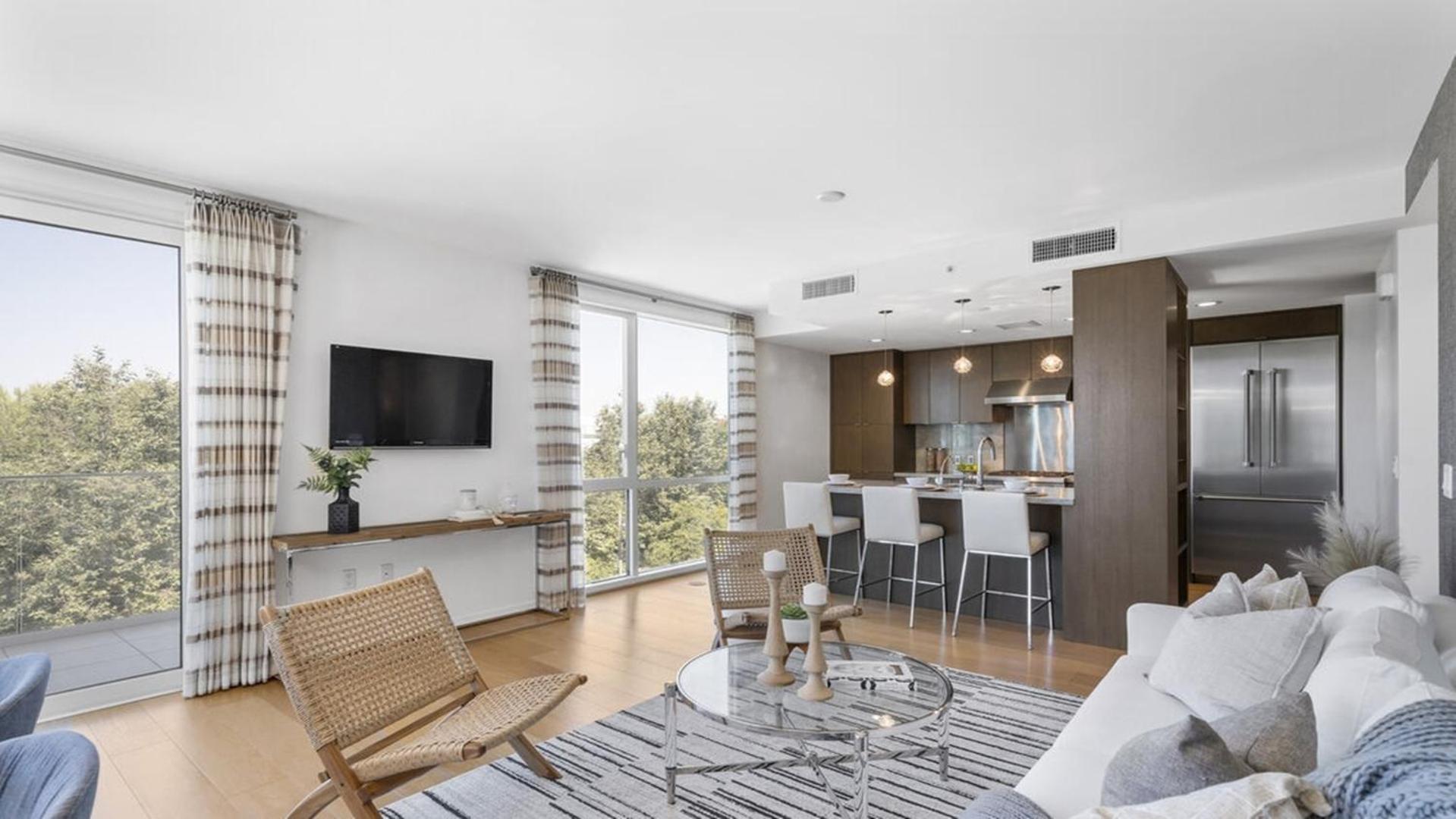 Apartment Two Bedrooms Floor To Ceiling Wrap-around Windows Los Angeles