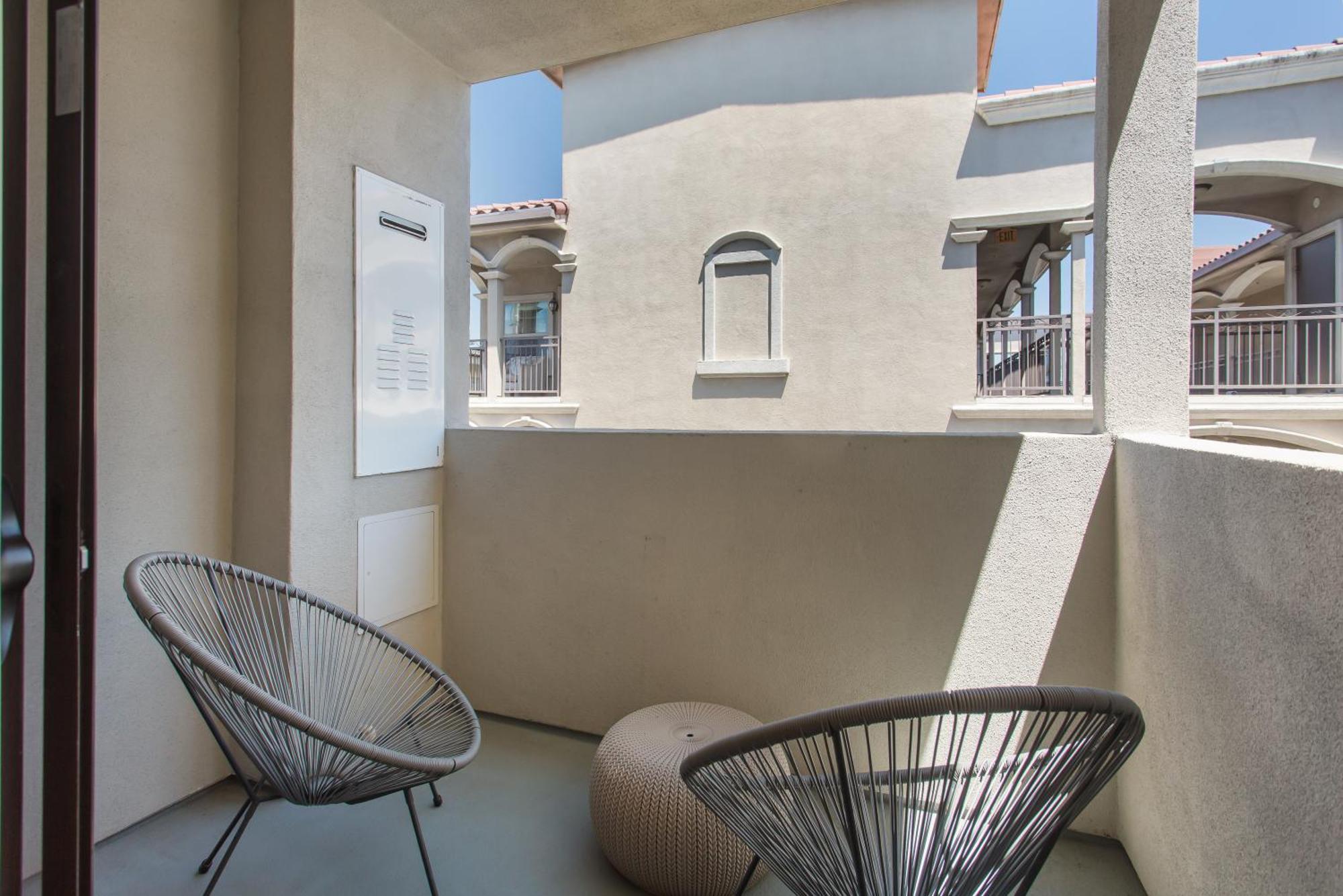Beverly Hills 2bd 2ba With Free Parking Capsule hotel