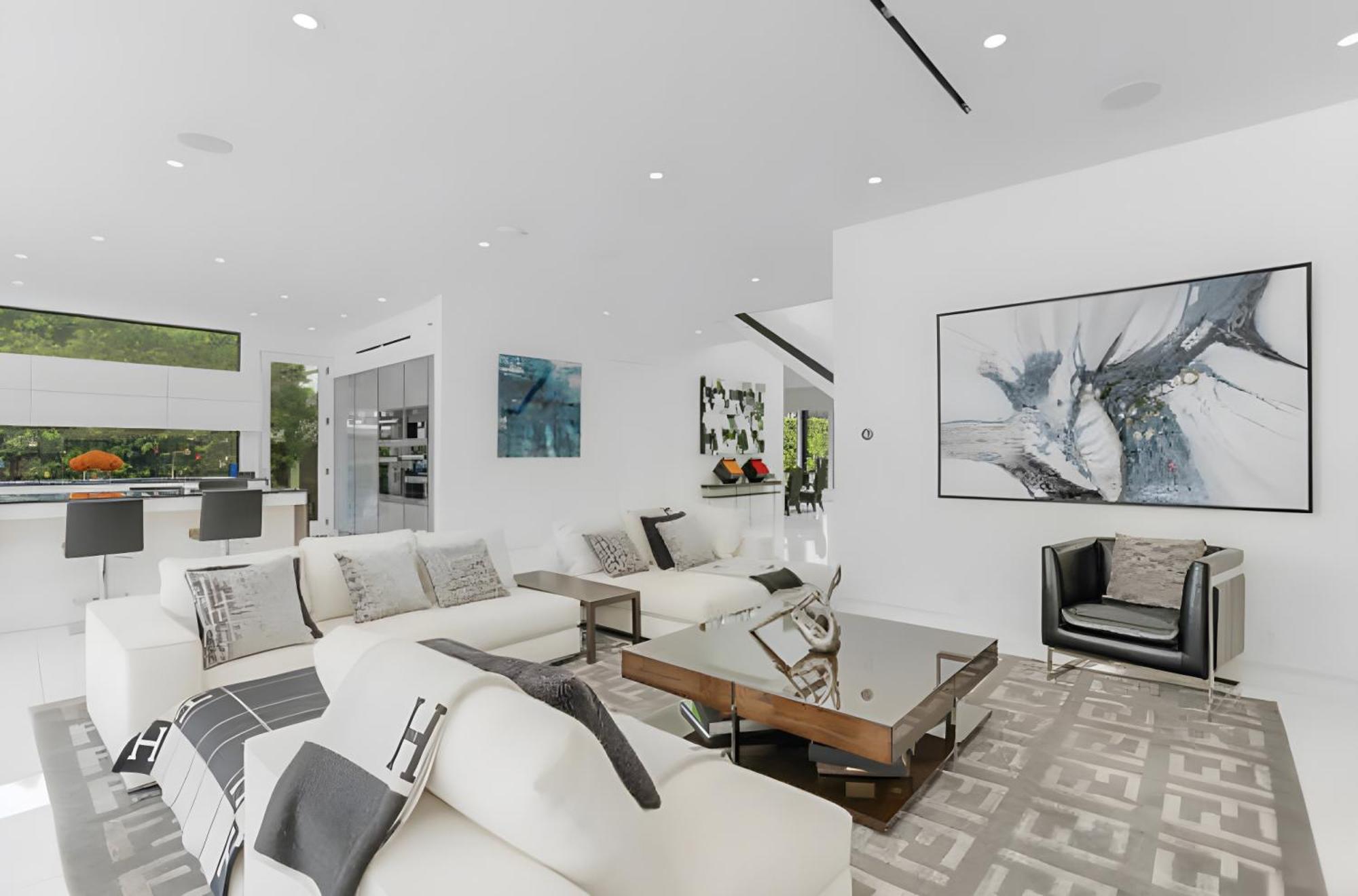 Sleek Grand In Beverly Hills