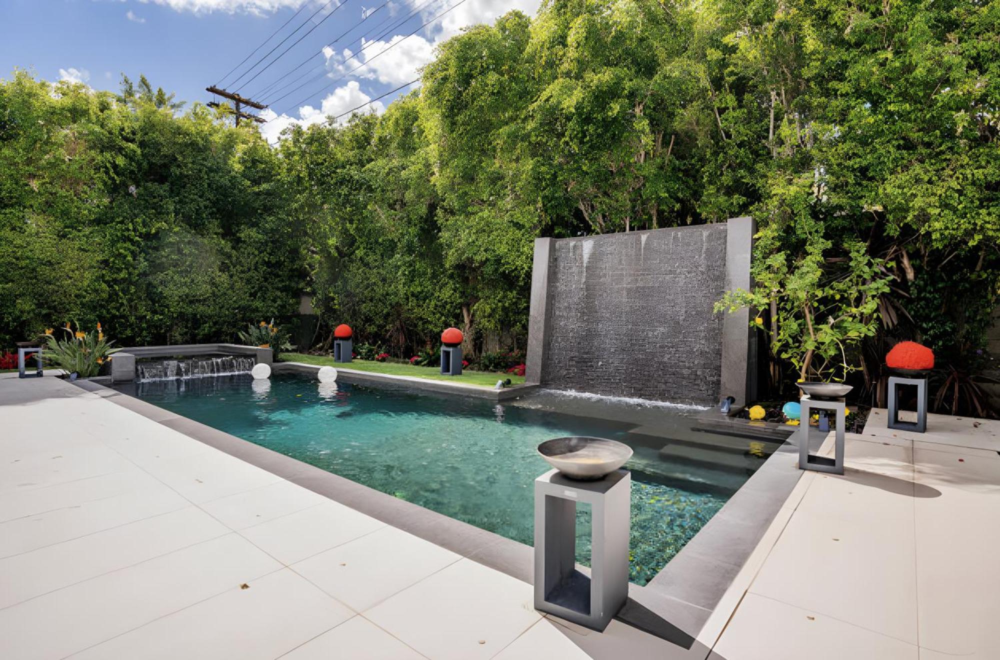 Sleek Grand In Beverly Hills Villa