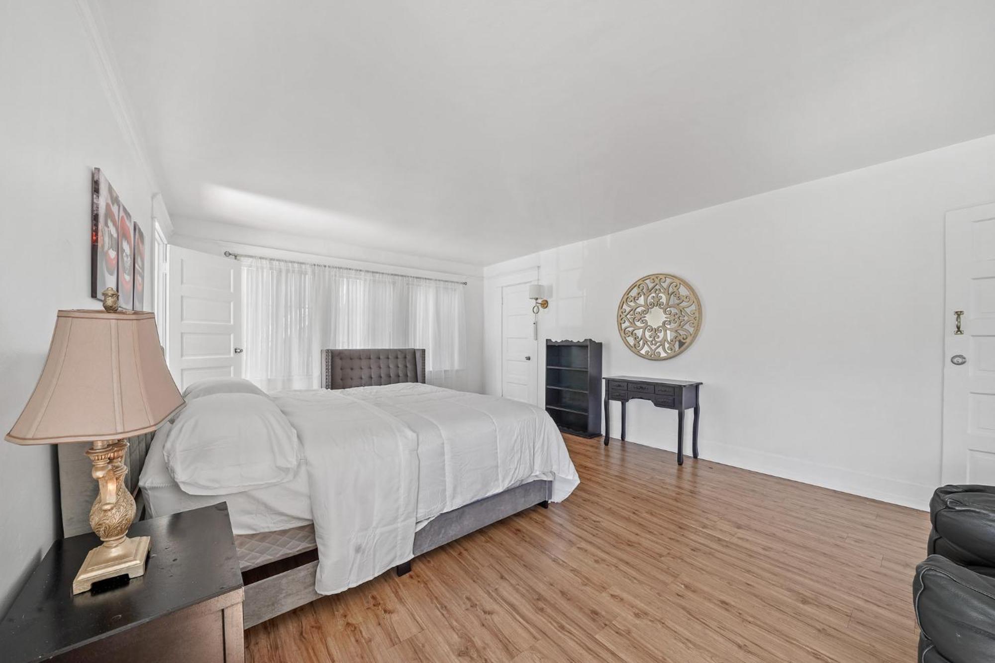 Spacious Chic 5 Bedroom Perfect For Large Group With Parking Holiday home *