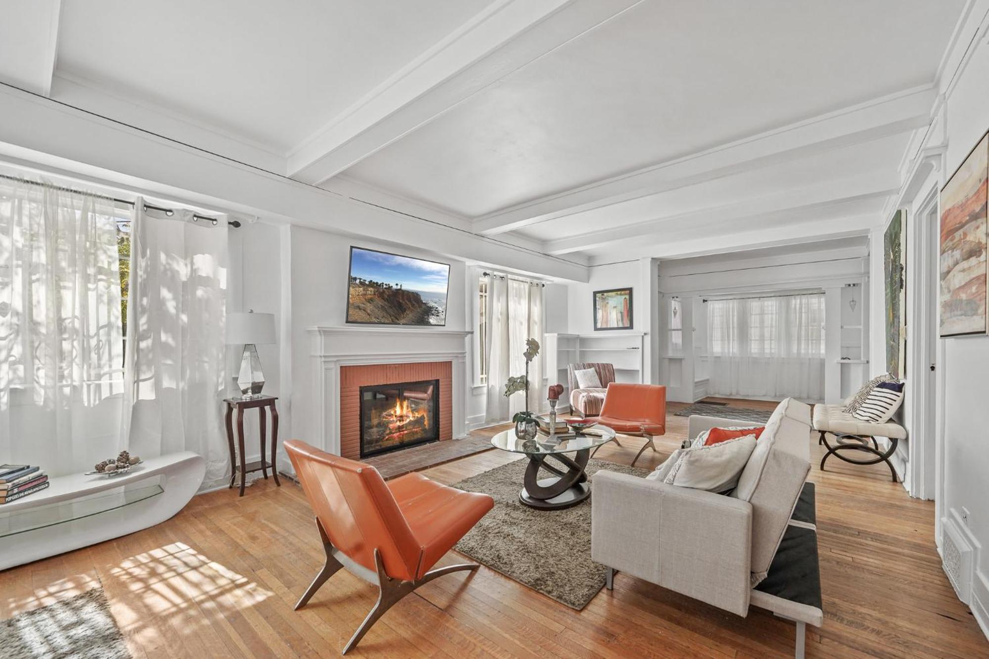 Spacious Chic 5 Bedroom Perfect For Large Group With Parking