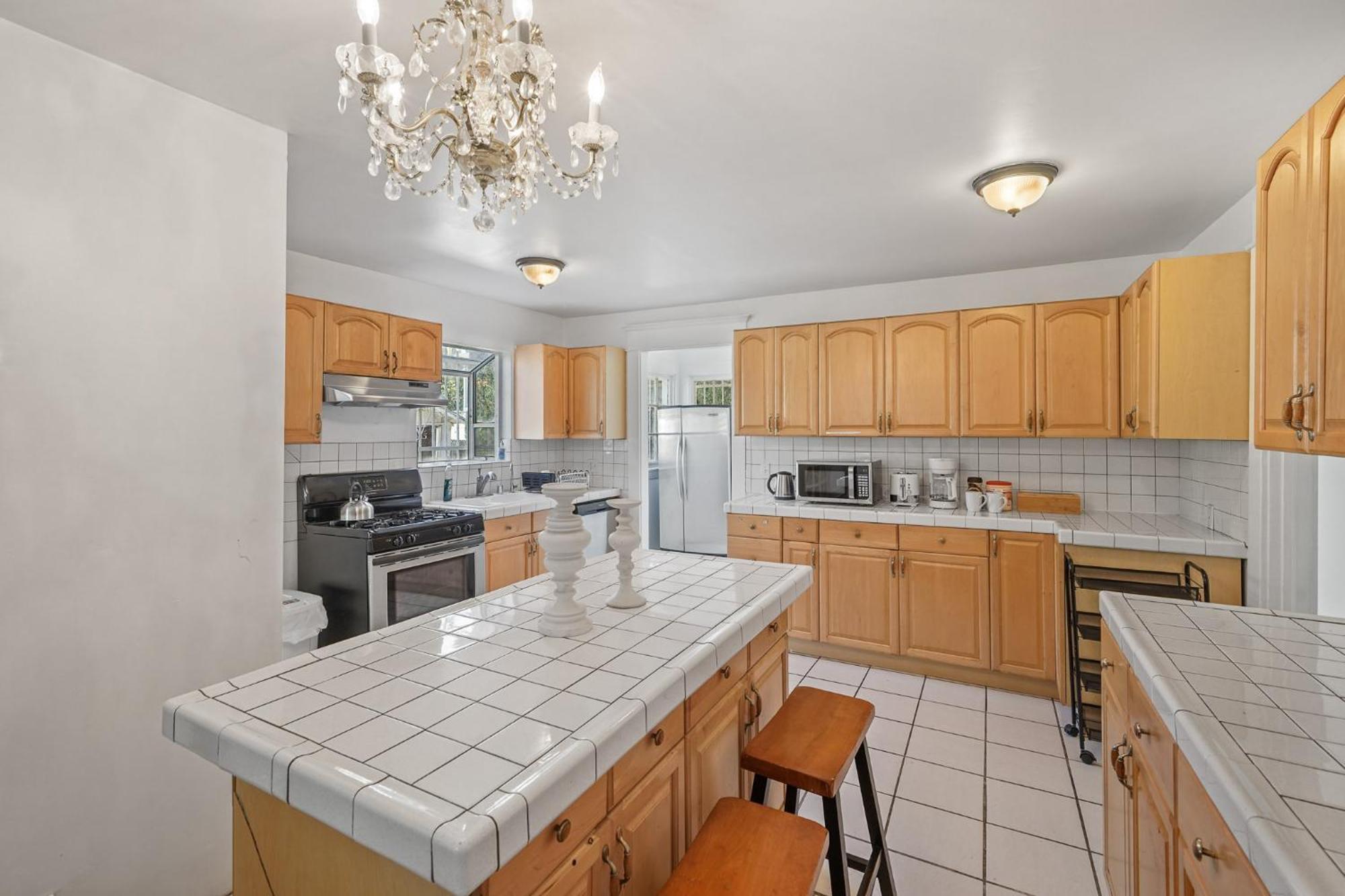 Spacious Chic 5 Bedroom Perfect For Large Group With Parking Holiday home *