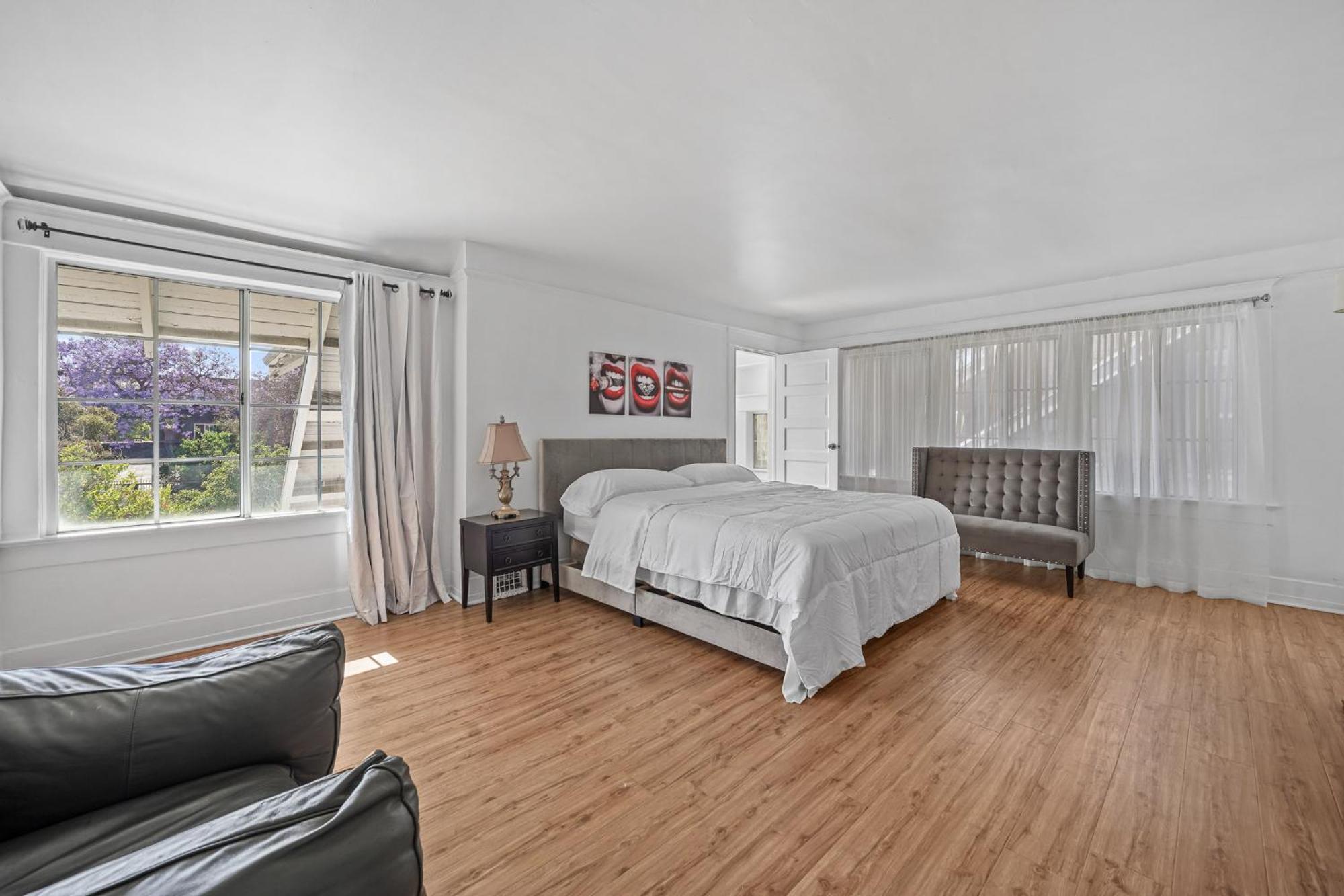 Spacious Chic 5 Bedroom Perfect For Large Group With Parking *