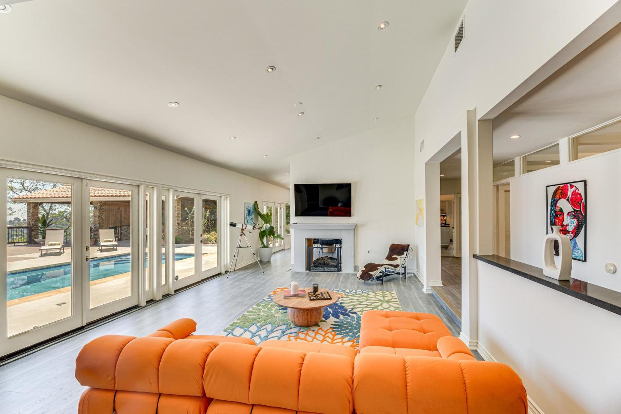 Angeles With Private Pool, Mtn And View! * Los Angeles