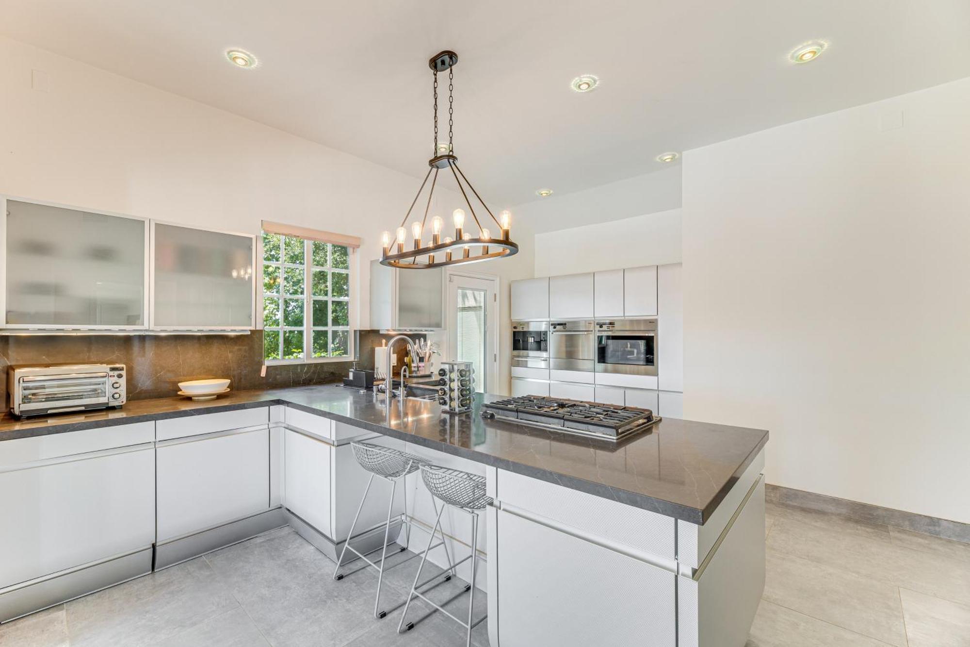Angeles With Private Pool, Mtn And View! * Los Angeles