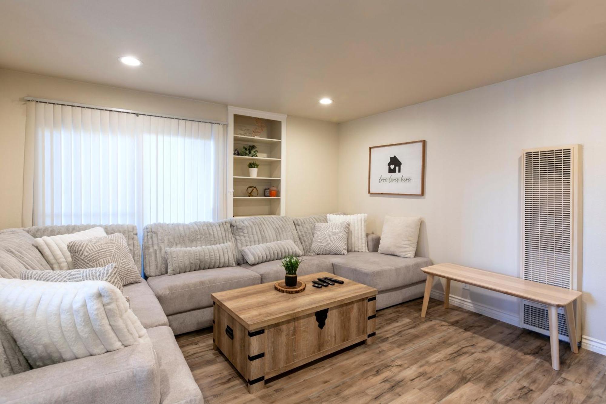 Apartment Cozy 2bdr - Entertainment, Sports, Restaurants And More!