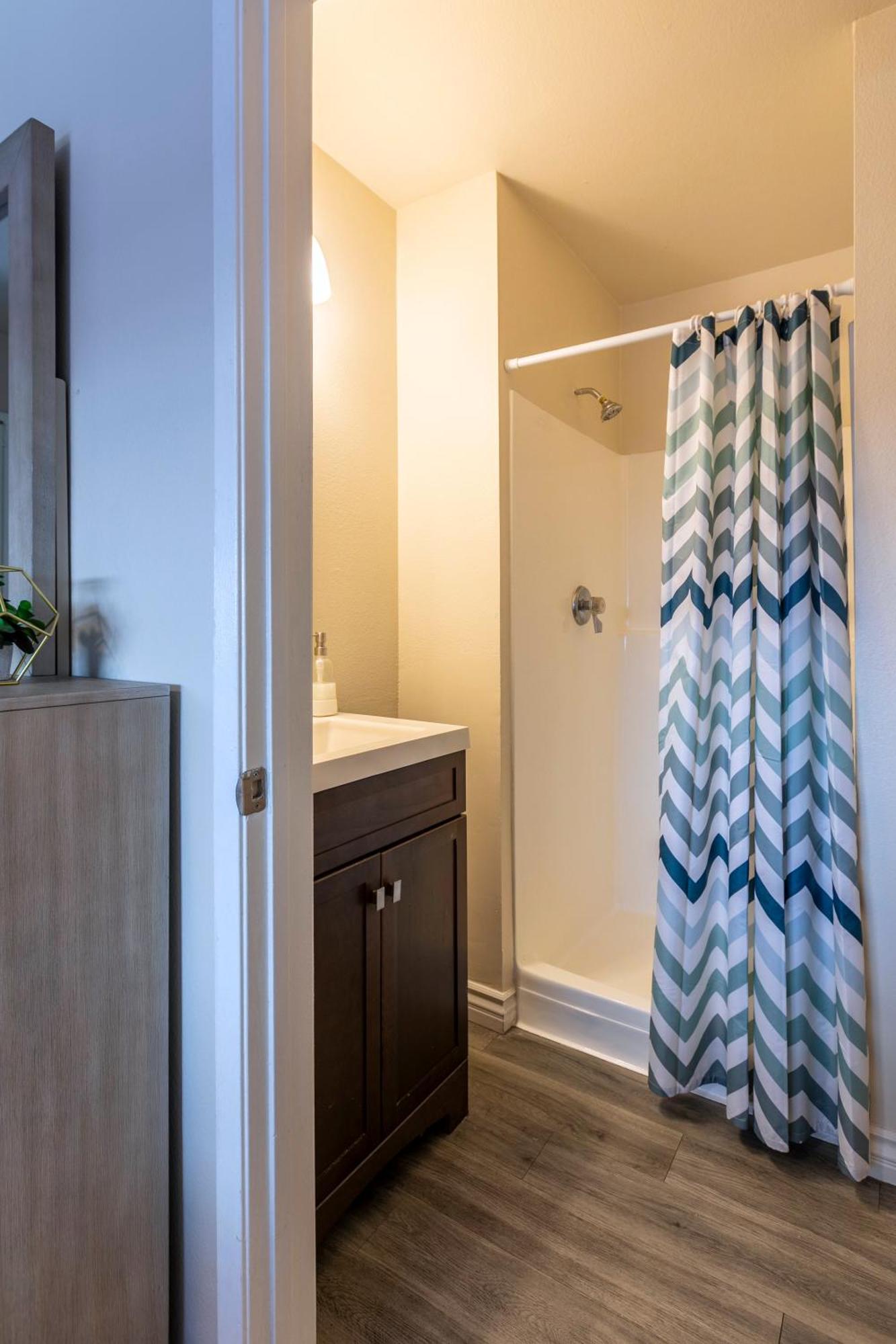 Apartment Cozy 2bdr - Entertainment, Sports, Restaurants And More! *