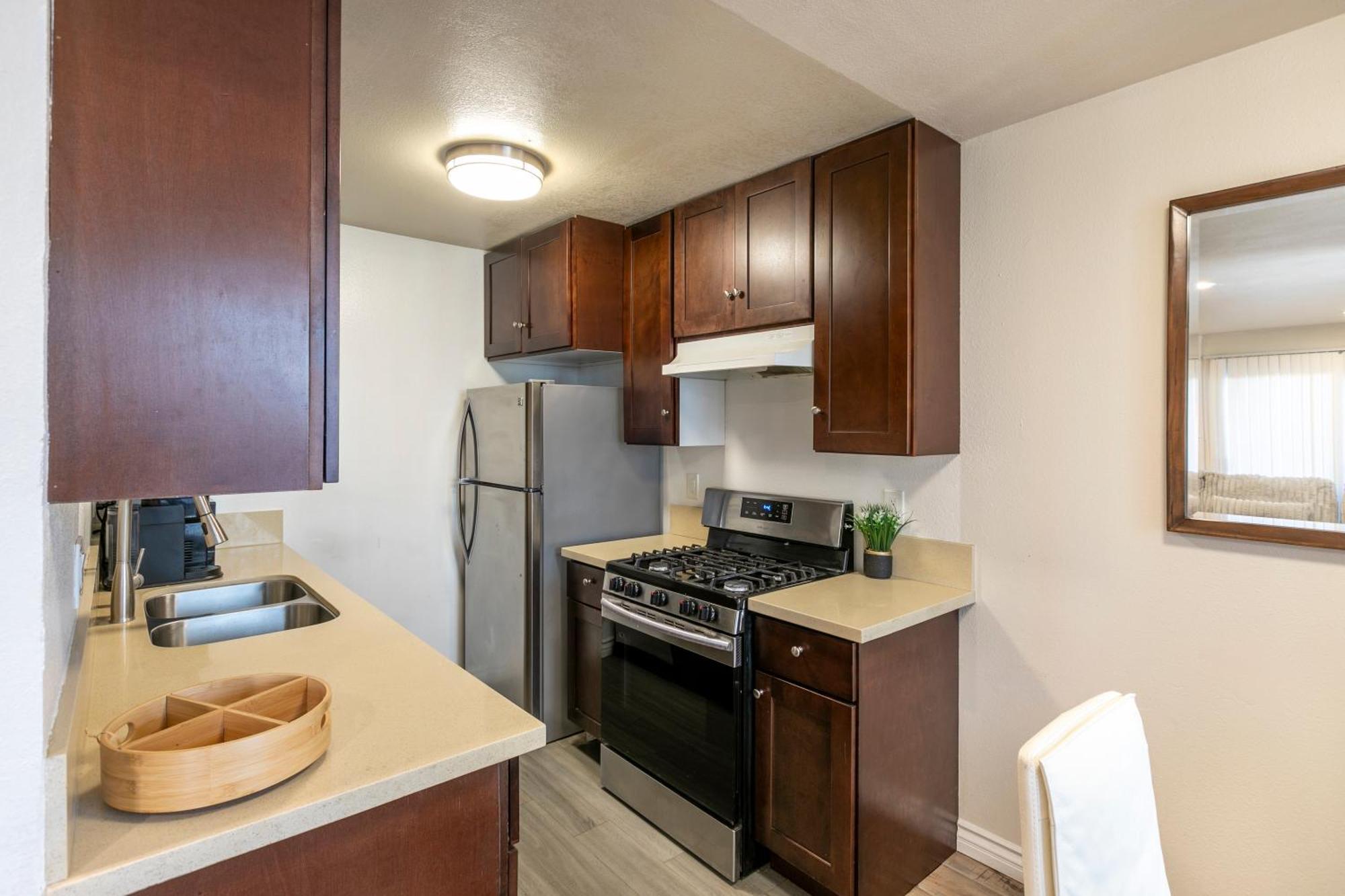 Cozy 2bdr - Entertainment, Sports, Restaurants And More! *