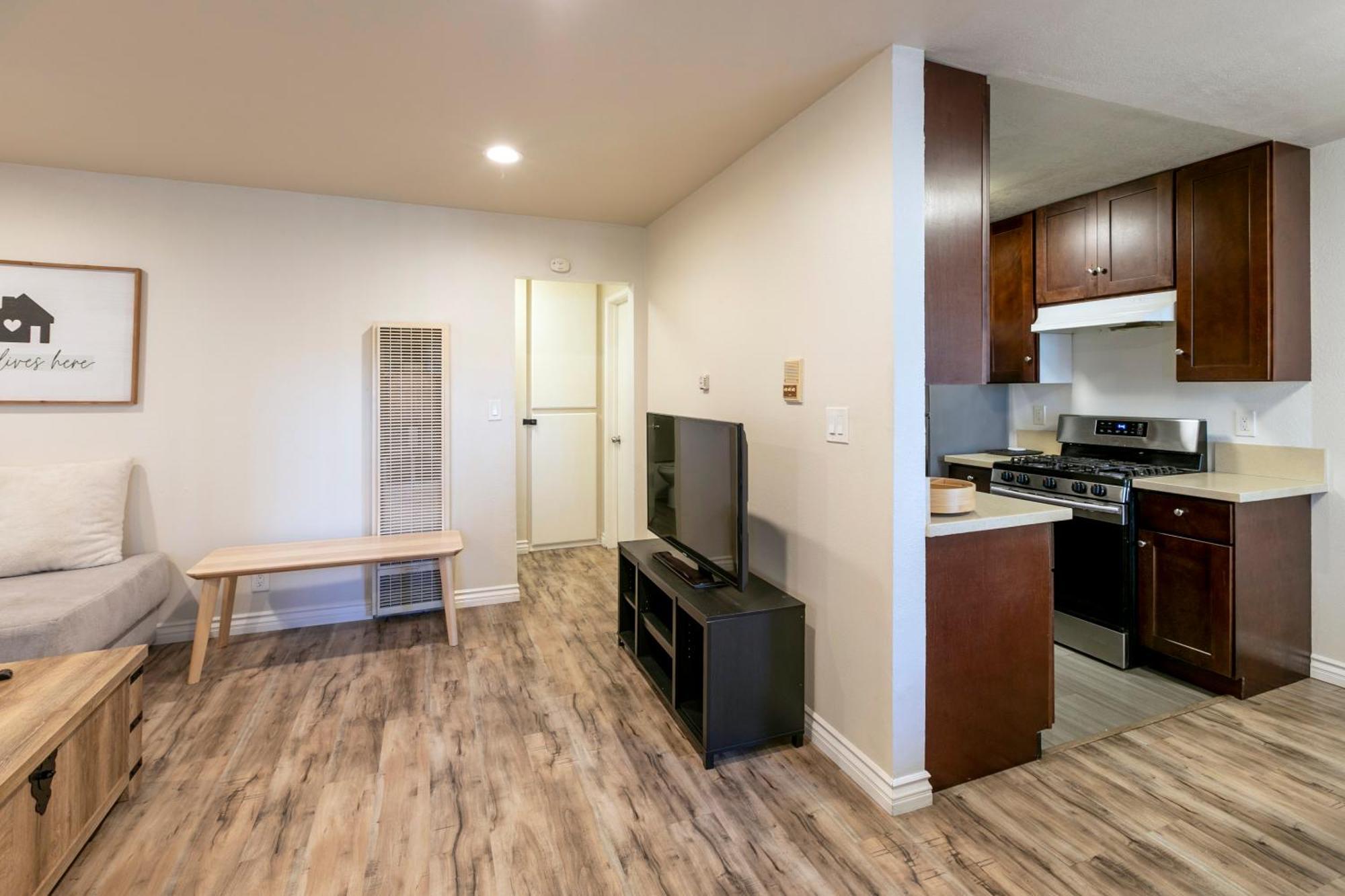Cozy 2bdr - Entertainment, Sports, Restaurants And More!