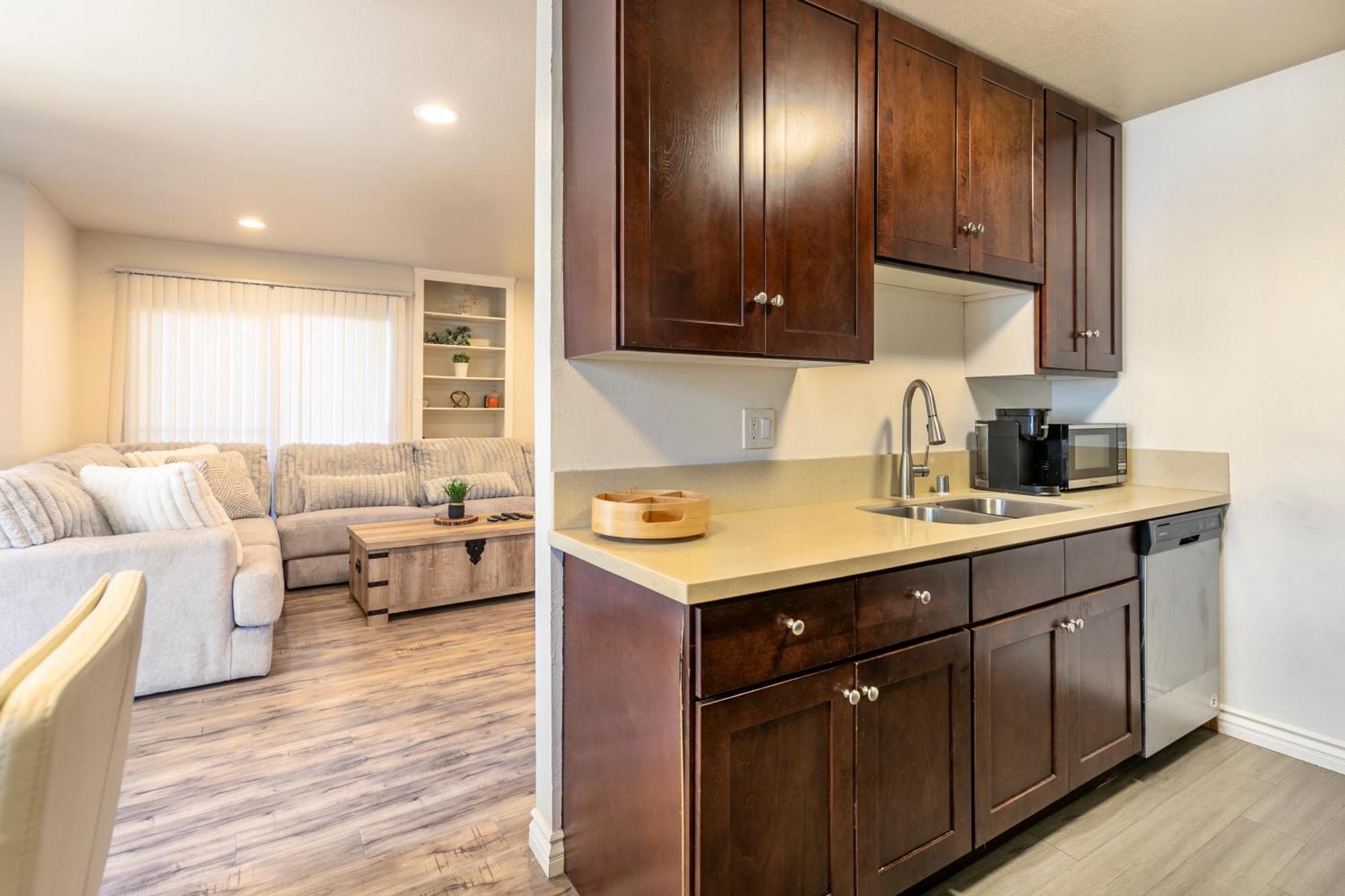Cozy 2bdr - Entertainment, Sports, Restaurants And More! Apartment Los Angeles