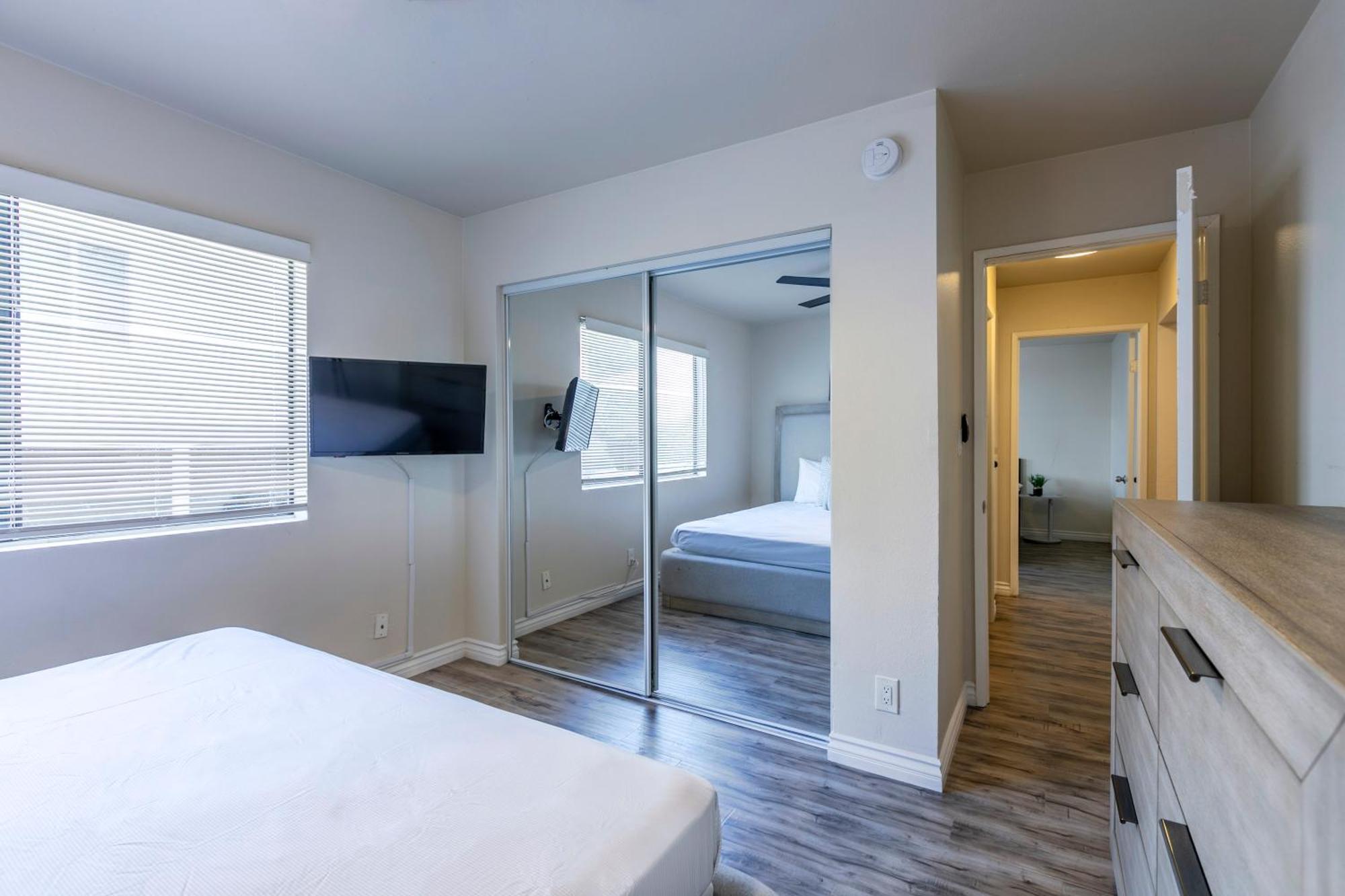 Cozy 2bdr - Entertainment, Sports, Restaurants And More! Los Angeles
