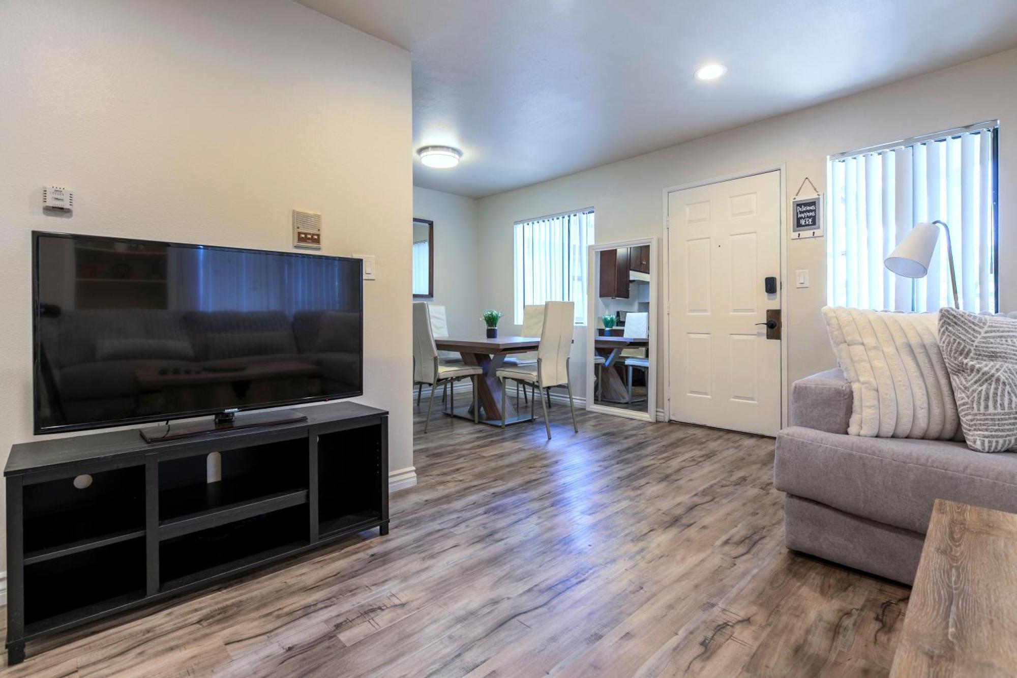 Apartment Cozy 2bdr - Entertainment, Sports, Restaurants And More!