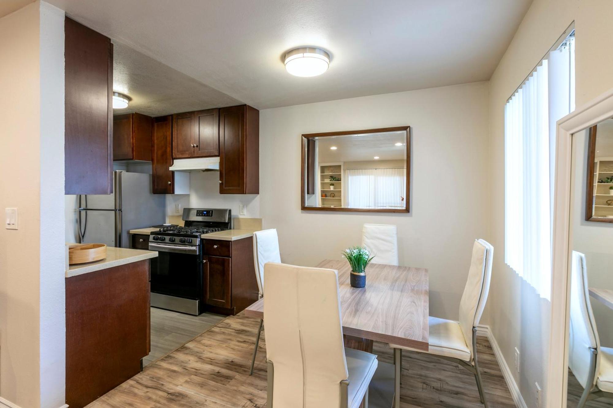 Cozy 2bdr - Entertainment, Sports, Restaurants And More! Apartment *