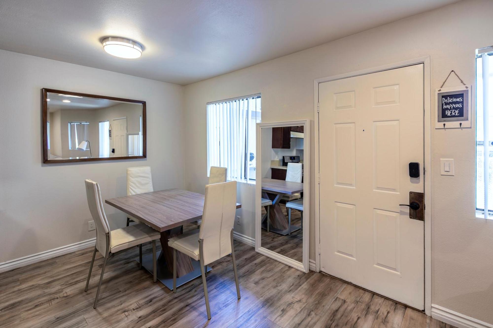Cozy 2bdr - Entertainment, Sports, Restaurants And More! Apartment Los Angeles