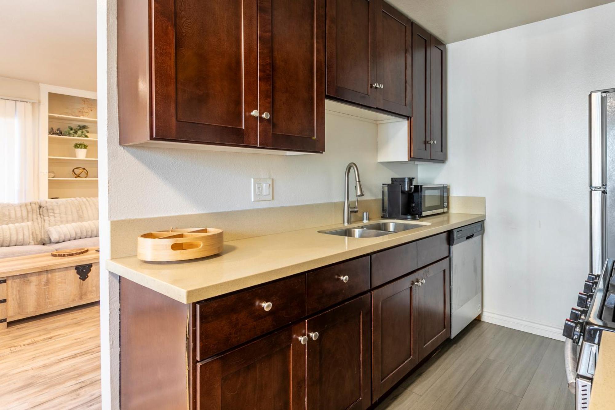 Cozy 2bdr - Entertainment, Sports, Restaurants And More! Apartment