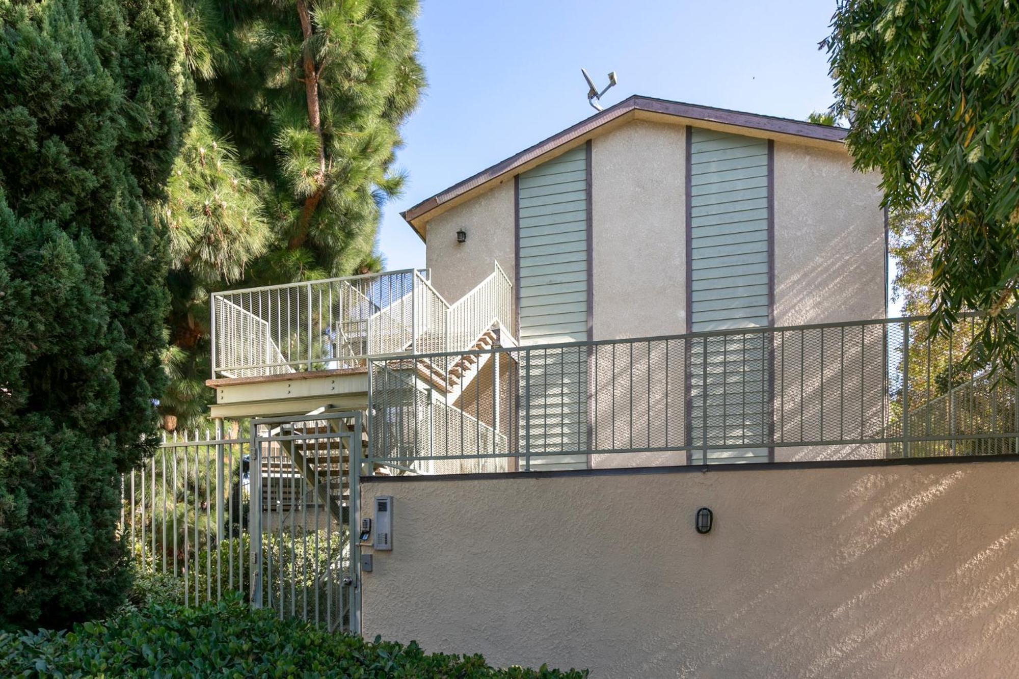 Cozy 2bdr - Entertainment, Sports, Restaurants And More!