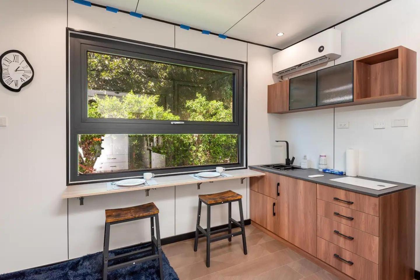 Charming Space With Cozy Wood Deck Apartment *