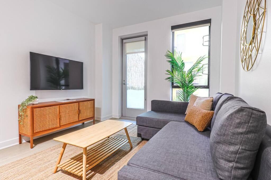 Stylish 2bdr & 2bth - 15 Mins Walk To The Beach! *