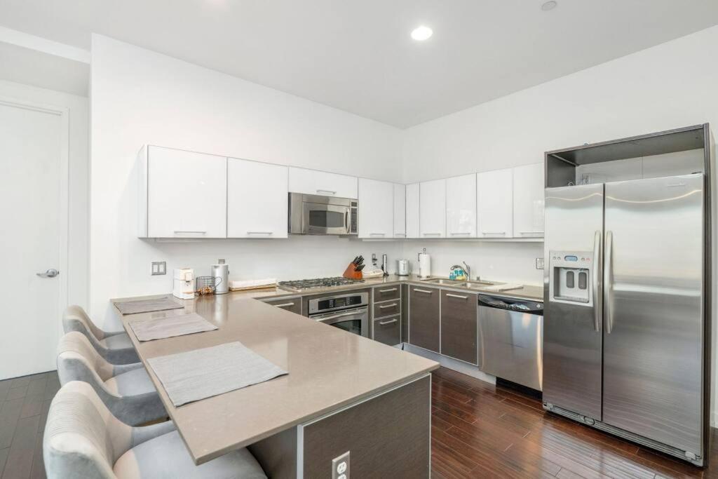 Apartment Downtown La With The Breathtaking View 2 Bedrooms And Parking Space *
