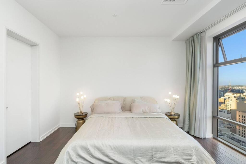 Downtown La With The Breathtaking View 2 Bedrooms And Parking Space *