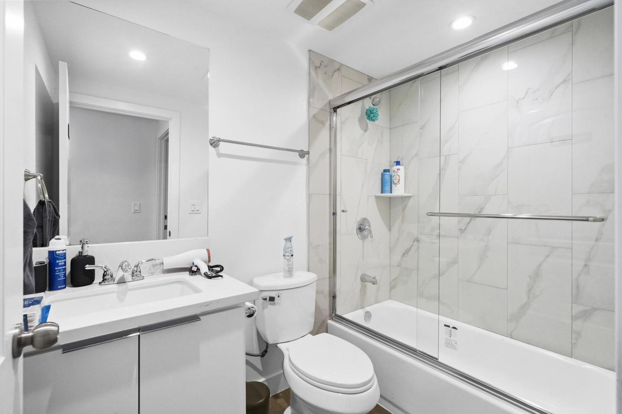 Charming Bedroom With Bathroom * Los Angeles
