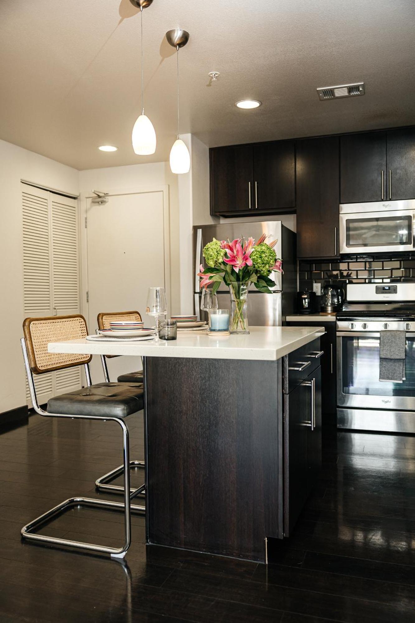 Stylish Vibes 1bd In Weho Apartment