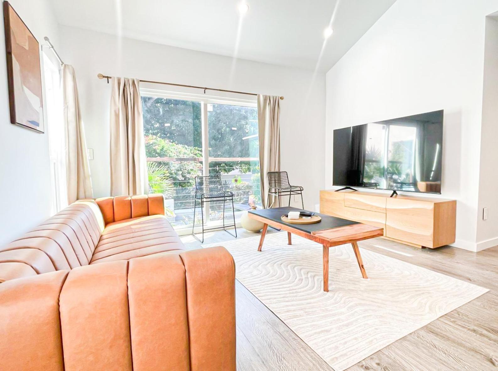 Sunny 1br With Large Outdoor Lounge Space - Sh4lad Los Angeles