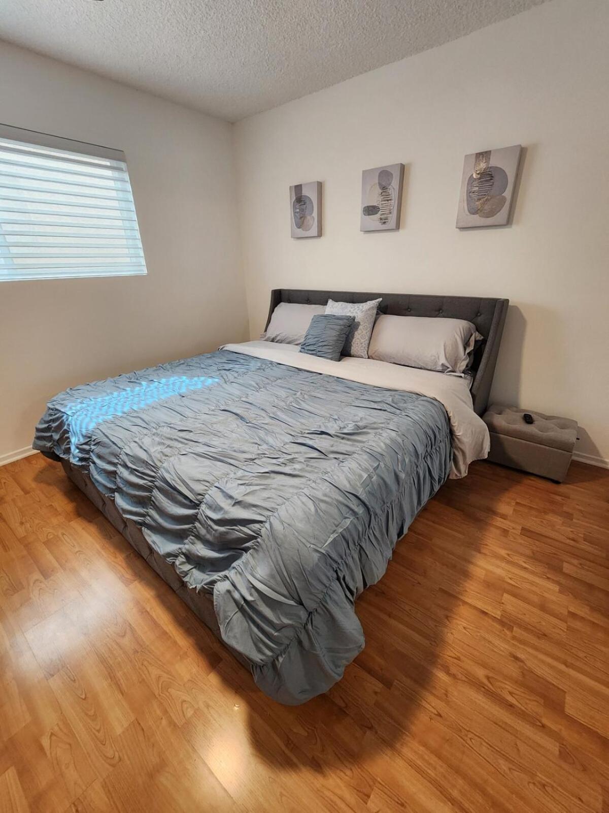 Spacious 1 Bedroom 1 Bath With Parking Apartment *