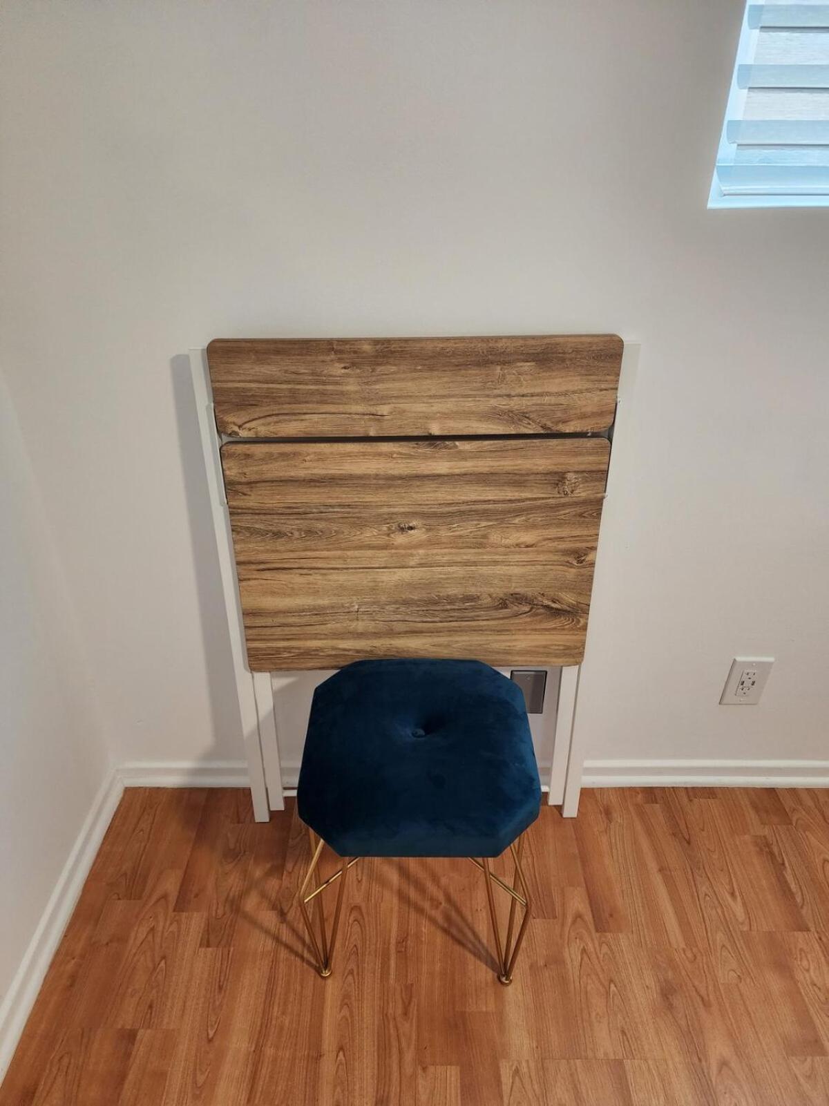 Spacious 1 Bedroom 1 Bath With Parking Apartment *
