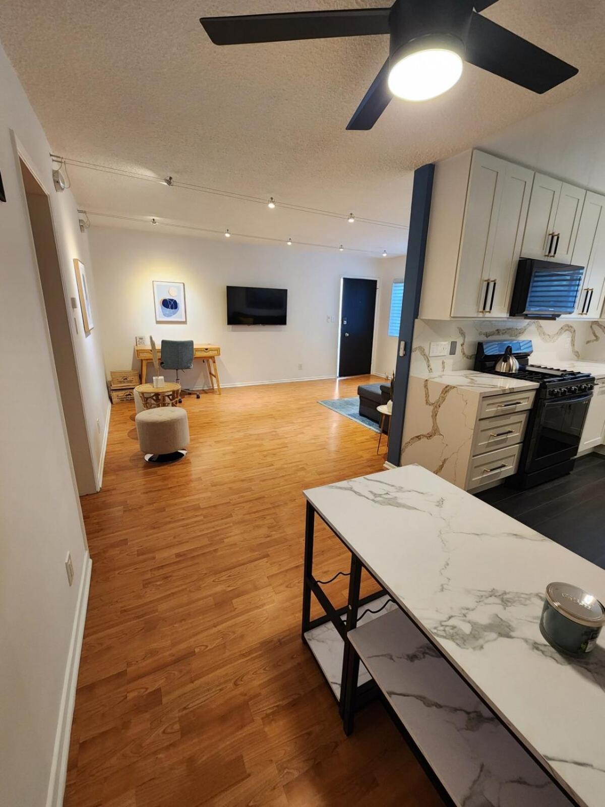 Spacious 1 Bedroom 1 Bath With Parking Apartment Los Angeles