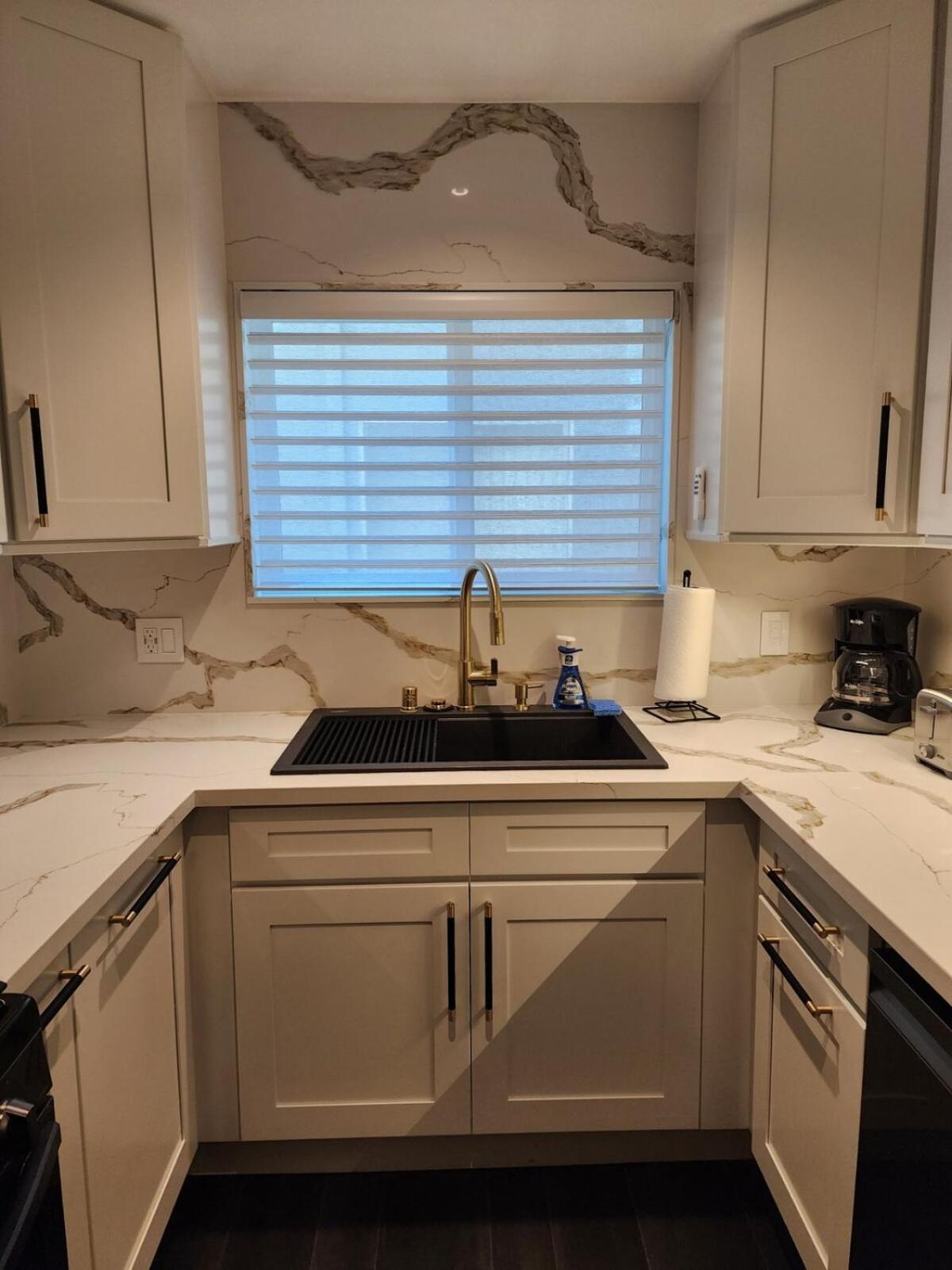 Spacious 1 Bedroom 1 Bath With Parking Apartment