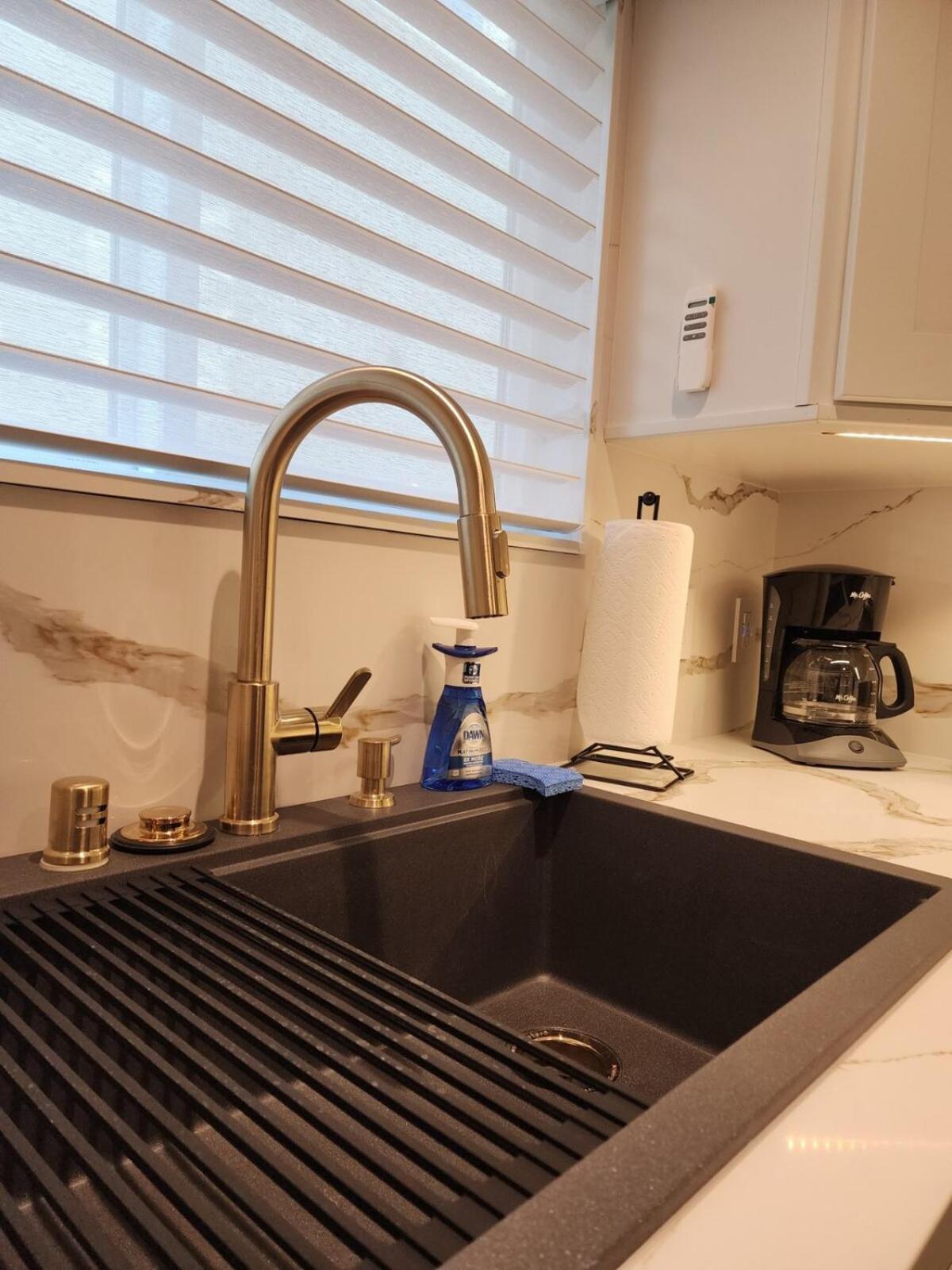 Apartment Spacious 1 Bedroom 1 Bath With Parking