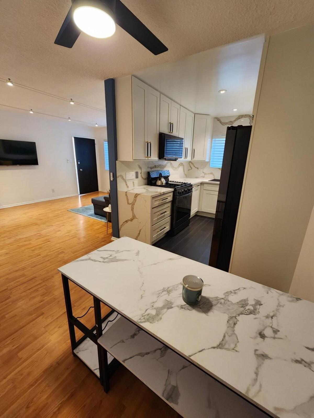Spacious 1 Bedroom 1 Bath With Parking Apartment *